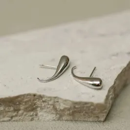 Brinco Gota Orgânico Prateado