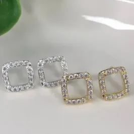 Brinco Quadrado Vazado Cravejado