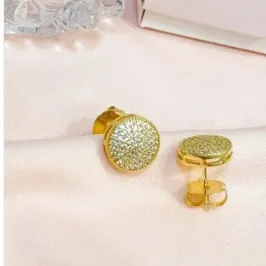 Brinco folheado redondo com pedras de zircônia.