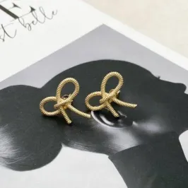 Brinco Laço Entrelaçado