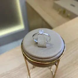 Anel solitário clássico