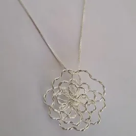 Colar com Pingente de Flor Aramado