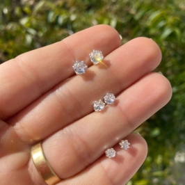 Brinco ponto de luz prata