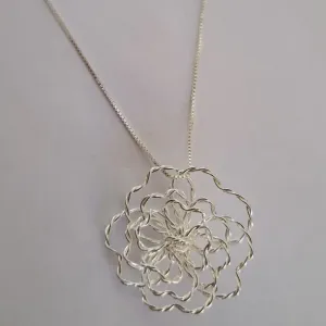 Colar com Pingente de Flor Aramado
