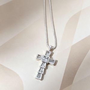 Colar crucifixo com cristais
