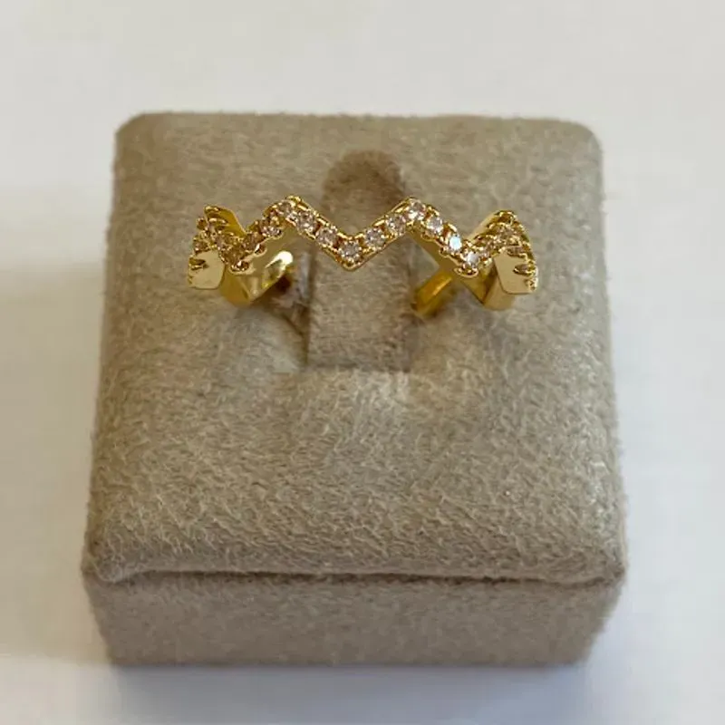 Anel Dourado Elegância