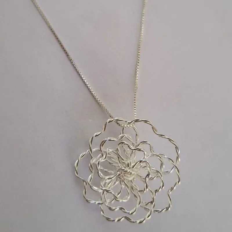 Colar com Pingente de Flor Aramado
