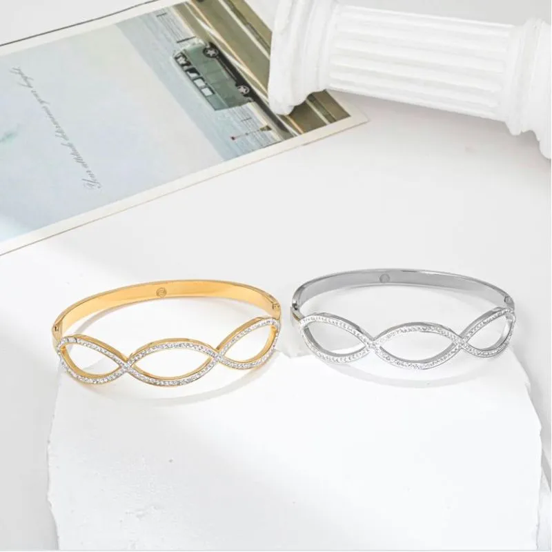 BRACELETE ENTRELAÇADO CRAVEJADO COM MICROZIRCÔNIA BANHADO A OURO 18K