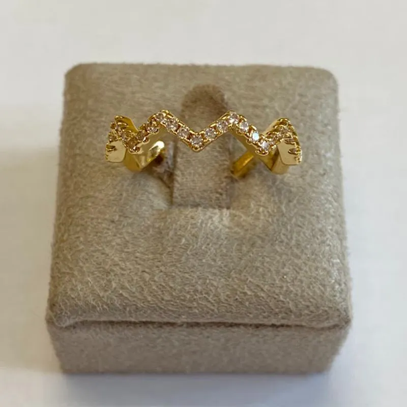 Anel Dourado Elegância