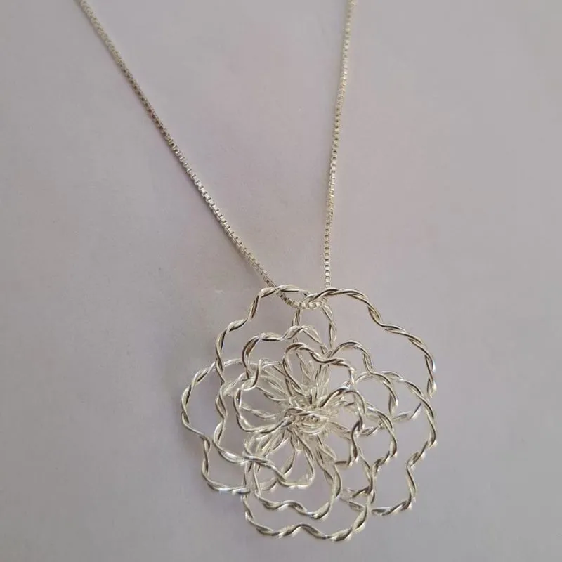 Colar com Pingente de Flor Aramado
