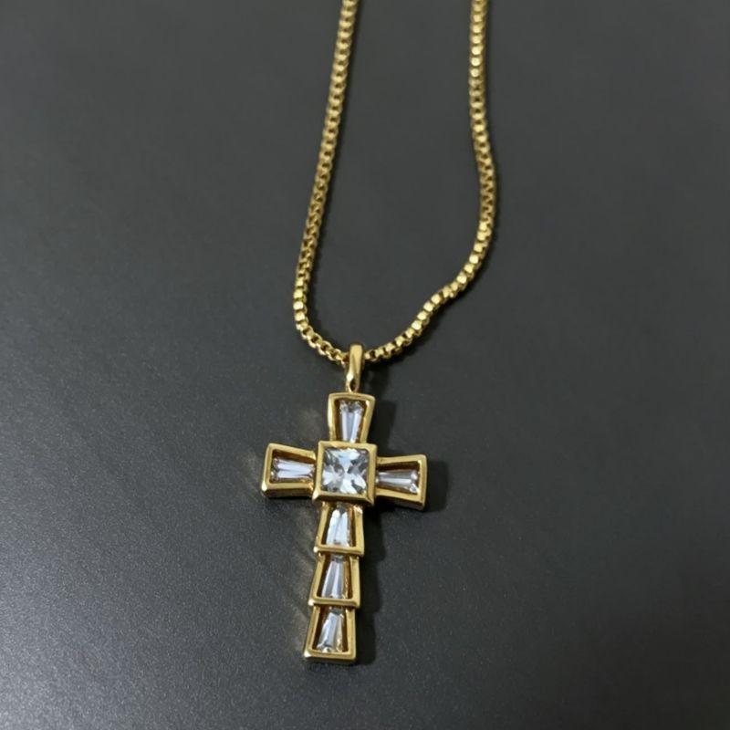 Colar crucifixo com cristais